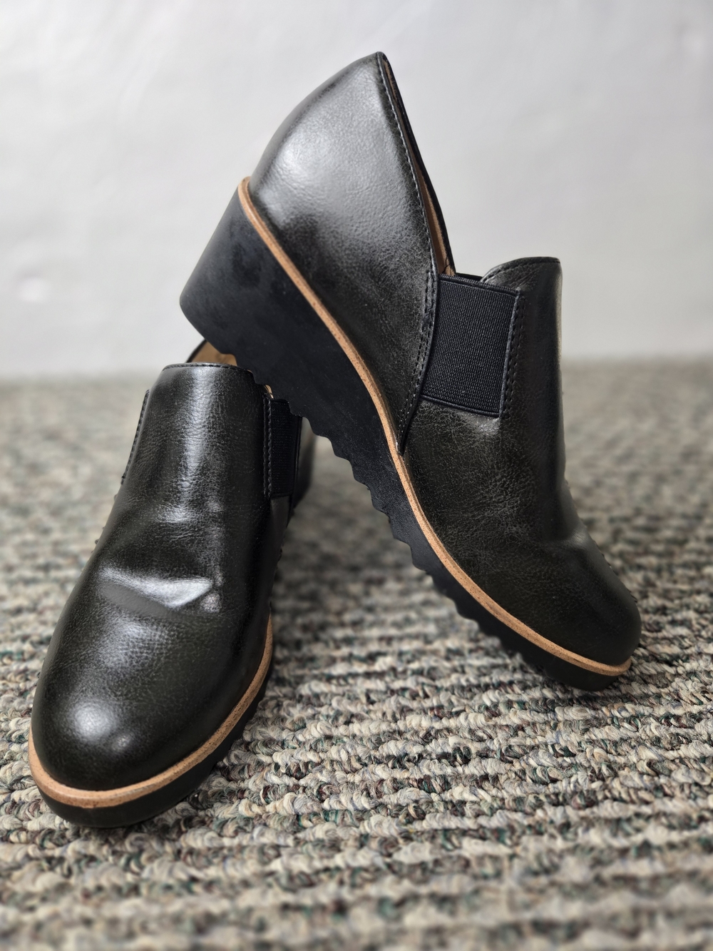 Life Stride Women's Velocity 2.0 Zora Black Slip-On Wedge Shooties with Tan Trim